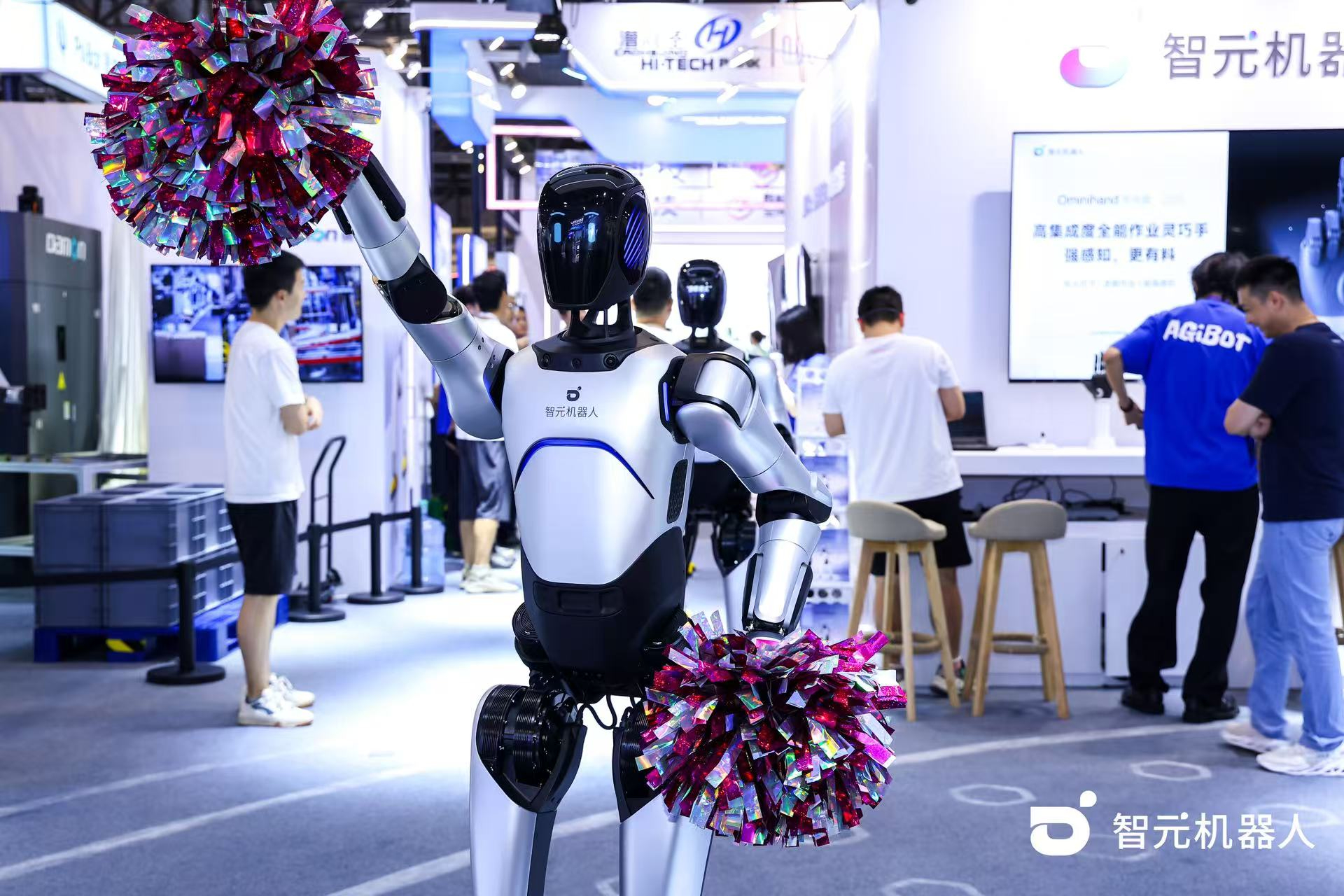 海洋之神机器人 WAIC 首日展台火爆，机器人家族集体打工忙不停